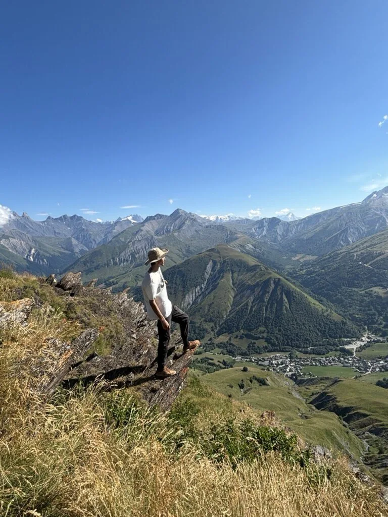 Un voyageur contemple les sommets en montagne